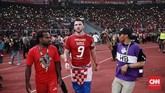 Septianus Alua dan Marko Simic merayakan gelar juara Liga 1 2018 dengan berjalan di area pinggir lapangan mendekati suporter. (CNN Indonesia/Andry Novelino)