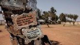 Tak hanya Johannesburg, kota-kota lain di Afrika Selatan juga mulai kewalahan mencari lahan pemakaman. (AFP Photo/Gianluigi Guercia)