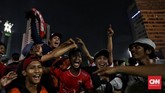 Wajah-wajah ceria terpancar di setiap wajah suporter yang larut dalam perayaan juara Persija Jakarta yang sudah dinantikan selama 17 tahun terakhir. (CNN Indonesia/Hesti Rika)