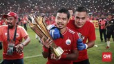 Andritany Ardhyasa merangkul pemain senior Persija Jakarta Bambang Pamungkas yang mengangkat trofi Liga 1 2018. (CNN Indonesia/Andry Novelino)