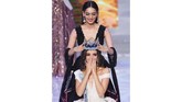 Vanessa Ponce de Leon kemudian dipasangkan mahkota Miss World oleh pemegang gelar sebelumnya, Manushi Chhillar. (AFP/GREG BAKER)