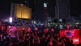 Sebagian The Jakmania rela menceburkan diri di kolam Bundaran HI untuk merayakan gelar ke-11 Persija Jakarta di pentas Liga Indonesia. (CNN Indonesia/Hesti Rika)