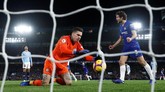Kiper Man City Ederson Moraes terpaksa memungut bola dari gawangnya setelah kebobolan dari gelandang Chelsea, N'Golo Kante, pada pengujung babak pertama. (REUTERS/Eddie Keogh)