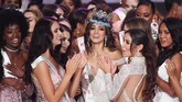 Begitu dipasangkan mahkota Miss World 2018, Vanessa Ponce de Leon kemudian dikelilingi oleh kontestan lainnya sebelum memulai melangkahkan kaki sebagai wanita tercantik sedunia. (AFP/GREG BAKER)