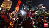 Sebagian besar pendukung Persija Jakarta meluapkan kebahagaiannya dengan melakukan iring-iringan ke kawasan Bundaran HI. (CNN Indonesia/Hesti Rika)