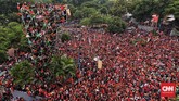 Kawasan Kompleks SUGBK menjadi lautan suporter Persija Jakarta, Minggu (9/12) (CNN Indonesia/Hesti Rika)