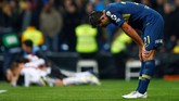Bek Boca Juniors Carlos Izquierdoz tertunduk lesu usai Martinez mencetak gol ketiga untuk River. Total Boca Juniors sudah 11 kali tampil di partai puncak dengan enam di antaranya berhasil keluar sebagai juara. (REUTERS/Javier Barbancho)