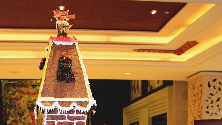 Dalam perayaan hari jadi ke-4, The Trans Resort Bali menghiasi air terjun buatannya dengan lampu LED membentuk pohon natal.