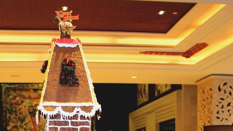 Dalam perayaan hari jadi ke-4, The Trans Resort Bali menghiasi air terjun buatannya dengan lampu LED membentuk pohon natal.