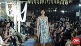 Kerang Shanghai juga terlihat mendominasi hampir di setiap gaun. Penggunaan bustier juga hadir sebagai sentuhan klasik yang dipadukan dengan bawahan kain sarung khas kebaya encim.