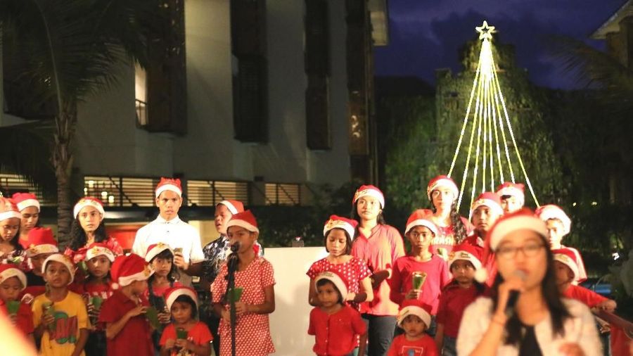 Dalam perayaan hari jadi ke-4, The Trans Resort Bali menghiasi air terjun buatannya dengan lampu LED membentuk pohon natal.
