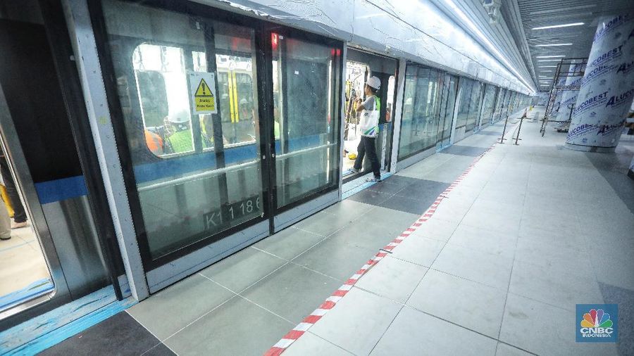 Direktur Utama PT MRT Jakarta William Sabandar mengatakan perseroan masih menunggu keputusan terkait tiket MRT Jakarta.