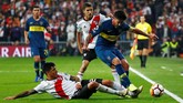 Bek River Plate (kiri) Jonatan Maidana menekel gelandang Boca Juniors Pablo Perez dalam laga final Copa Libertadores 2018. Duel tersebut menjadi yang pertama bagi kedua tim di final Copa Libertadores. (REUTERS/Juan Medina)