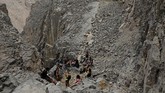 Menjauh dari hiruk pikuk kota dan bermalam bersama bintang adalah kemewahan bagi para pendaki bukit Gouna.