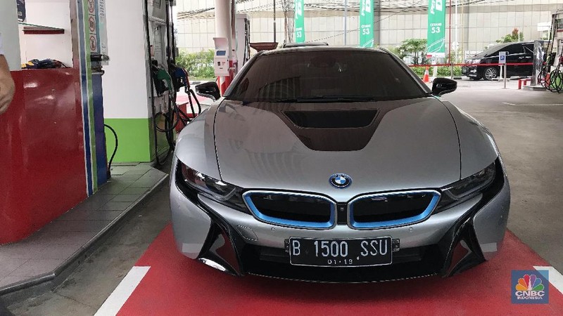 Jakarta kini punya SPLU (Stasiun Pengisian Listrik Umum), bisa untuk charge mobil listrik seperti Tesla dan lainnya hanya dalam waktu 15 menit. 