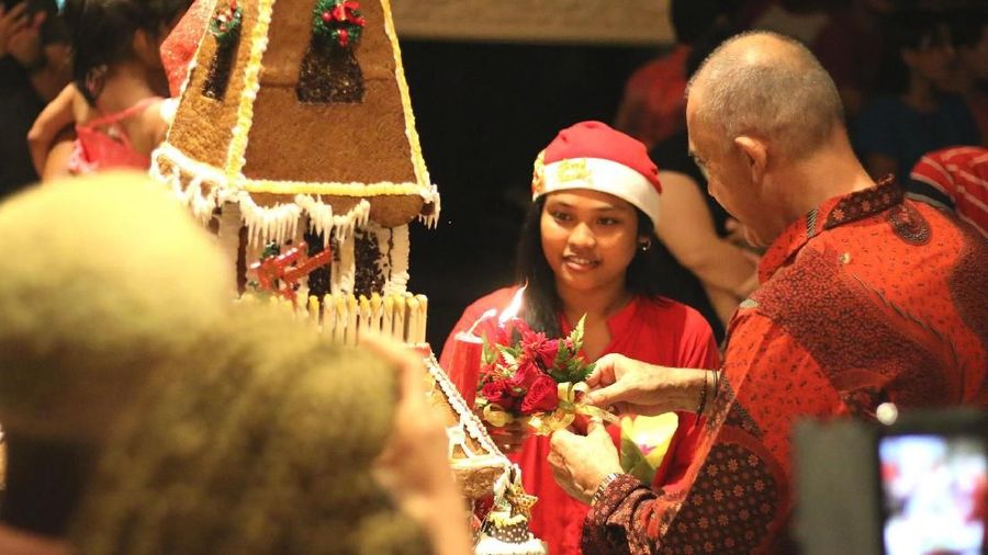 Dalam perayaan hari jadi ke-4, The Trans Resort Bali menghiasi air terjun buatannya dengan lampu LED membentuk pohon natal.