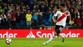Winger River Plate Gonzalo Martinez mencetak gol pamungkas pada menit ke-120+2 setelah memanfaatkan kosongnya gawang Boca Juniors yang ditinggalkan kiper Esteban Andrada. (REUTERS/Juan Medina)