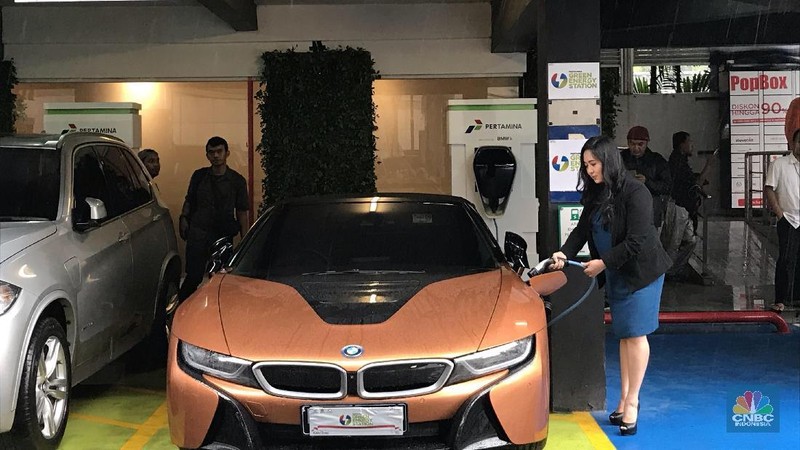 Jakarta kini punya SPLU (Stasiun Pengisian Listrik Umum), bisa untuk charge mobil listrik seperti Tesla dan lainnya hanya dalam waktu 15 menit. 