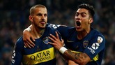 Penyerang Boca Juniors Dario Benedetto (kiri) meluapkan kegembiraan usai mencetak gol pada menit ke-44 setelah mendapat umpan dari Nahitan Nandez untuk membawa timnya unggul 1-0. Gol ke gawang River merupakan yang kelima bagi Bennerdetto di Copa Libertadores 2018. (REUTERS/Juan Medina)