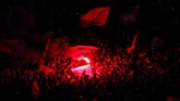 Perayaan gelar juara Copa Libertadores 2018 dimeriahkan suporter River Plate dengan menyalakan suar di pusat kota Buenos Aires, Argentina. (REUTERS/Martin Acosta)