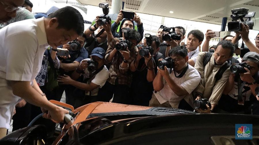 Hadirnya taksi listrik membuat pemerintah kebut bangun 2000 SPLU atau pom listrik