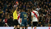 Gelandang bertahan Boca Juniors Wilmar Barrios dikartu merah wasit Andres Cunha di menit ke-92 setelah mendapat kartu kuning kedua karena melanggar Exequiel Palacios. (REUTERS/Sergio Perez)