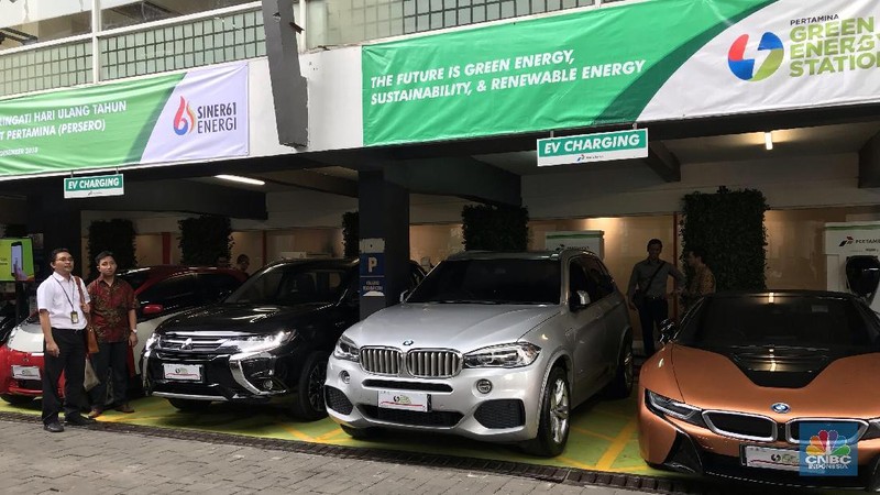 Jakarta kini punya SPLU (Stasiun Pengisian Listrik Umum), bisa untuk charge mobil listrik seperti Tesla dan lainnya hanya dalam waktu 15 menit. 