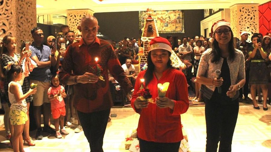 Dalam perayaan hari jadi ke-4, The Trans Resort Bali menghiasi air terjun buatannya dengan lampu LED membentuk pohon natal.