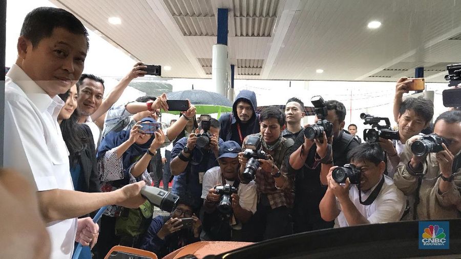 Jakarta kini punya SPLU (Stasiun Pengisian Listrik Umum), bisa untuk charge mobil listrik seperti Tesla dan lainnya hanya dalam waktu 15 menit. 