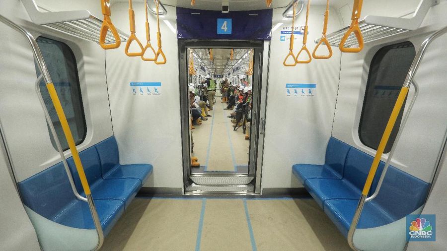 Menteri Koordinator Bidang Kemaritiman Luhut Binsar Pandjaitan buka suara mengenai proyek kereta semi cepat Jakarta - Surabaya.