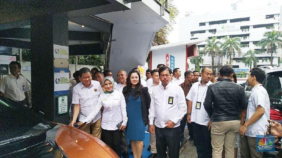 Jakarta kini punya SPLU (Stasiun Pengisian Listrik Umum), bisa untuk charge mobil listrik seperti Tesla dan lainnya hanya dalam waktu 15 menit. 