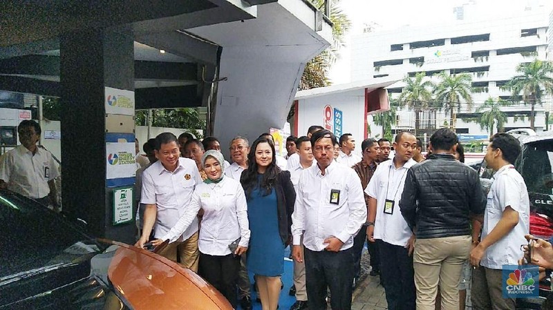 Jakarta kini punya SPLU (Stasiun Pengisian Listrik Umum), bisa untuk charge mobil listrik seperti Tesla dan lainnya hanya dalam waktu 15 menit. 