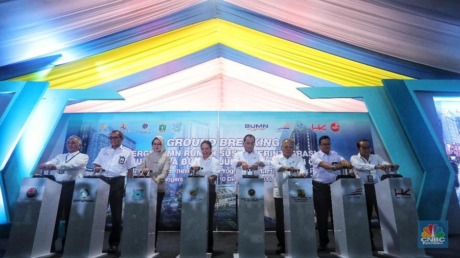 Menteri Badan Usaha Milik Negara (BUMN) Rini Soemarno membeberkan alasan membangun tiga apartemen 'nempel' stasiun.