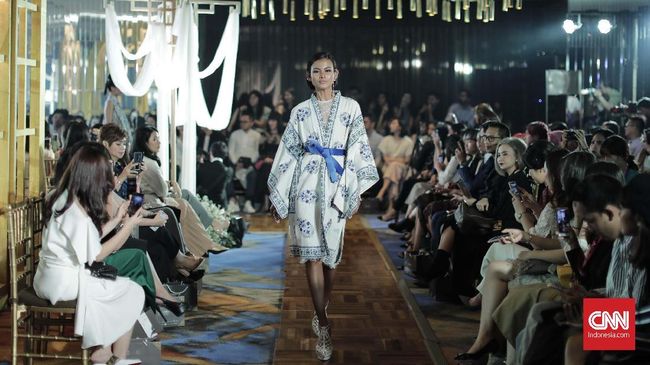 'Bahasa' Cinta Bramanta Wijaya lewat Padu Padan Kain