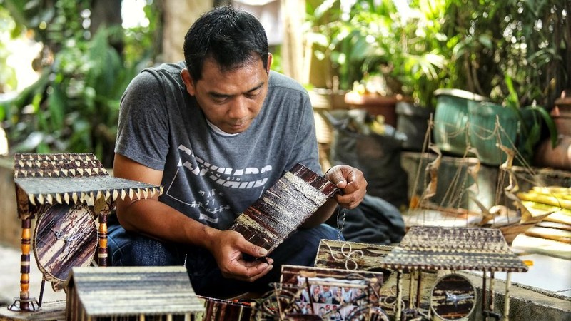 Harga jual untuk hasil kerajinan tangannnya bervariasi dari Rp. 50.000 hingga Rp. 2.500.000 tergantung ukuran dan tingkat kesulitannya.