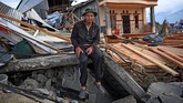 Subhan Bachong berpose di depan rumahnya yang rusak akibat likuifkasi di Petobo, Palu, Sulawesi Tengah. Ia bercerita dulu berusaha menyelamatkan diri seraya memapah kedua orang tuanya. (ANTARA FOTO/Wahyu Putro A)