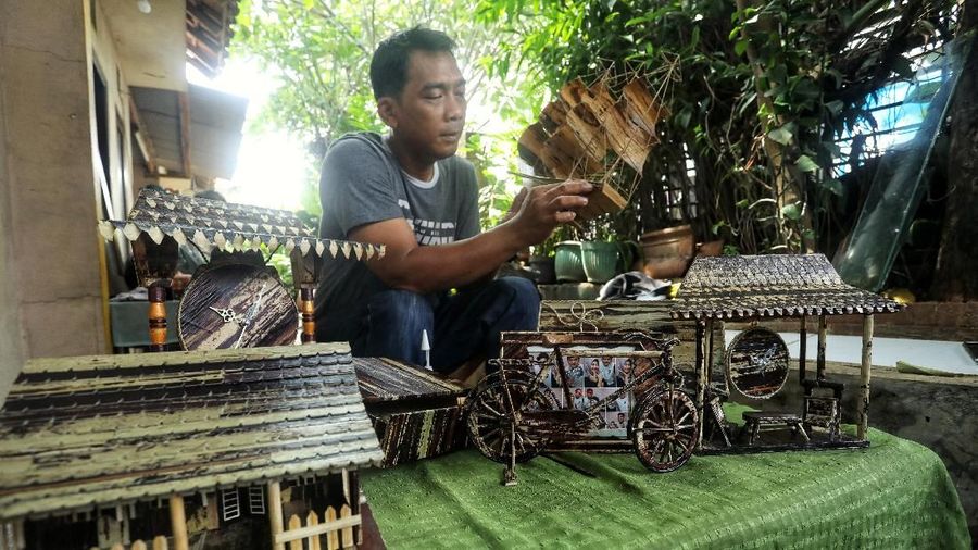 Harga jual untuk hasil kerajinan tangannnya bervariasi dari Rp. 50.000 hingga Rp. 2.500.000 tergantung ukuran dan tingkat kesulitannya.