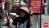 Ratusan petani dari beberapa daerah dan WALHI menggelar aksi unjuk rasa menolak kriminalisasi pejuang lingkungan hidup di seberang Istana Kepresidenan, Jakarta, 11 Desember 2018. (CNN Indonesia/Andry Novelino)