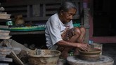 Dusun Klipoh berpenduduk sekitar 600 jiwa, sebagian warganya berprofesi sebagai perajin gerabah.