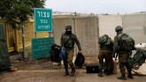 Meski demikian, Conricus tak membeberkan cara Israel akan menghancurkan terowongan tersebut. Yang jelas, semua operasi militer akan dilakukan dari wilayah Israel. (Reuters/Ronen Zvulun)