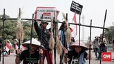 Teatrikal di balik jeruji oleh para aktivis Walhi untuk menyampaikan kritik atas para pejuang lingkungan hidup yang dituding sebagai pelaku kriminal. (CNN Indonesia/Andry Novelino)