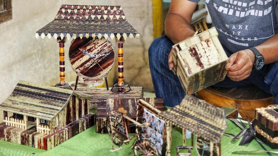 Harga jual untuk hasil kerajinan tangannnya bervariasi dari Rp. 50.000 hingga Rp. 2.500.000 tergantung ukuran dan tingkat kesulitannya.