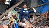 Layla berpose di depan rumahnya yang rusak akibat gempa dan tsunami di Lere, Palu, Sulawesi Tengah. Asosiasi Asuransi Jiwa Indonesia menyebut potensi klaim yang harus dibayar perusahaan asuransi jiwa untuk korban gempa Palu, Sigi, Donggala, dan Lombok mencapai Rp2,12 triliun. (ANTARA FOTO/Wahyu Putro A)