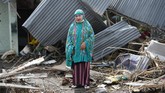 Yuslifa berpose di depan rumahnya yang rusak akibat likuifaksi di Lere, Palu, Sulawesi Tengah. Akibat gempa dan tsunami pada 28 September 2018, lebih dari 2.000 orang tewas. (ANTARA FOTO/Wahyu Putro A)