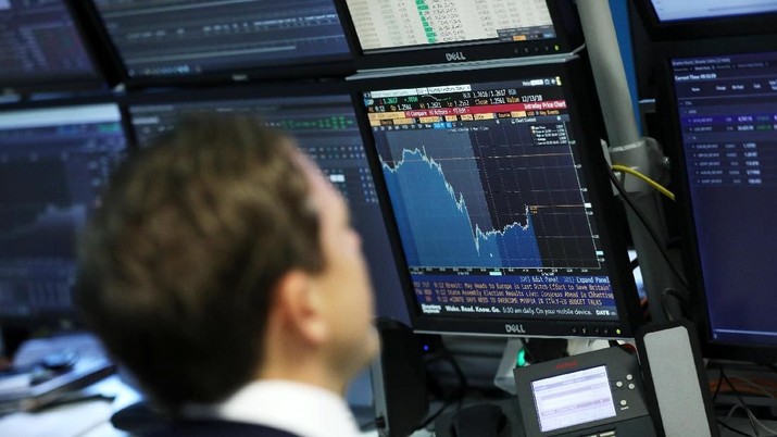Seorang pedagang bekerja sebagai layar menunjukkan data pasar di pasar CMC di London, Inggris, 11 Desember 2018. REUTERS / Simon Dawson A trader works as screens show market data at CMC markets in London, Britain, December 11, 2018. REUTERS/Simon Dawson