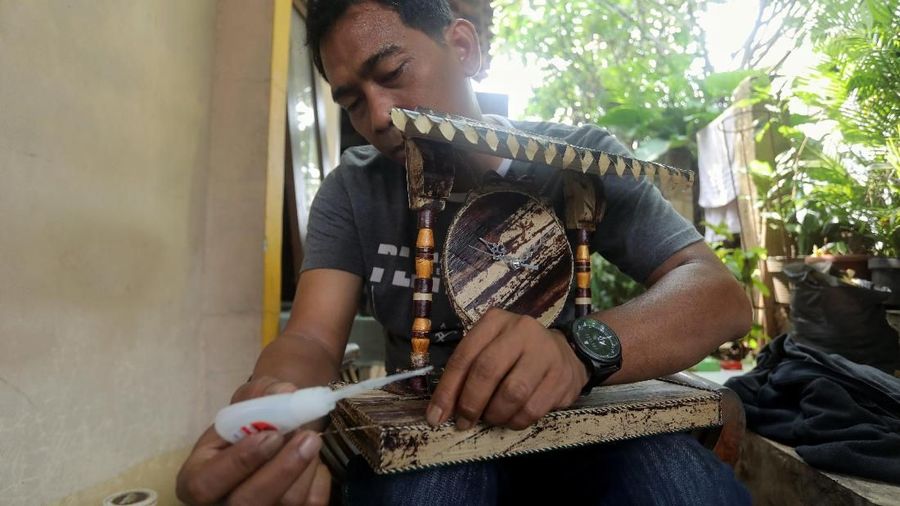 Harga jual untuk hasil kerajinan tangannnya bervariasi dari Rp. 50.000 hingga Rp. 2.500.000 tergantung ukuran dan tingkat kesulitannya.