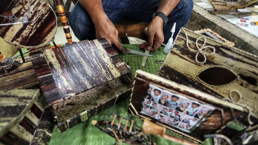 Harga jual untuk hasil kerajinan tangannnya bervariasi dari Rp. 50.000 hingga Rp. 2.500.000 tergantung ukuran dan tingkat kesulitannya.