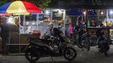 Pedagang kaki lima kembali berjualan di salah satu ruas jalan. Tak seperti ketika bencana hadir, satu-satunya penanda kehidupan adalah perbukitan yang sesak oleh warga diliputi ketakutan. (ANTARA FOTO/Basri Marzuki).
