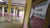 Banjir akibat luapan Sungai Kampar menggenangi SDN 008 di Kabupaten Kampar, Riau, Selasa (11/12). Banjir melumpuhkan aktivitas belajar di SDN 008 yang selama ini menjadi tempat bagi 360 siswa. (ANTARA FOTO/HADLY V/FBA/ama).
