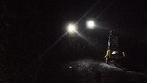 Puncak gunung Ijen memiliki ketinggian 2.443 mdpl. Diperlukan waktu sekitar dua jam untuk bisa mencapai tempat ini, dari titik awal pendakian.